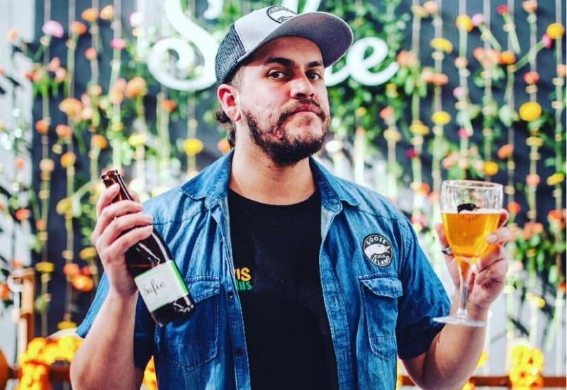 Profesor con una cerveza en la mano