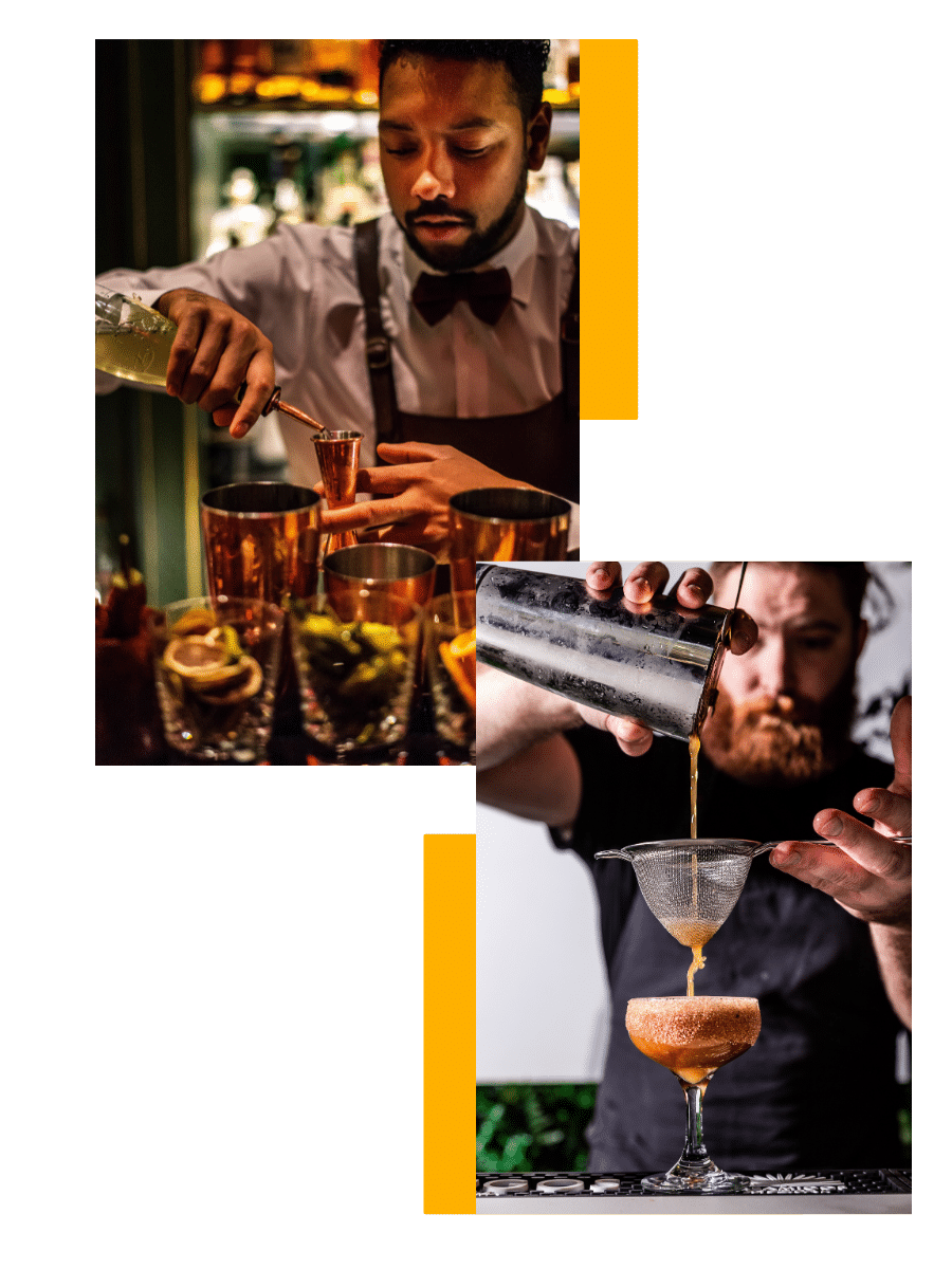 dos bartender preparando un coctel en copa coupe y el otro sirviendo en un jigger